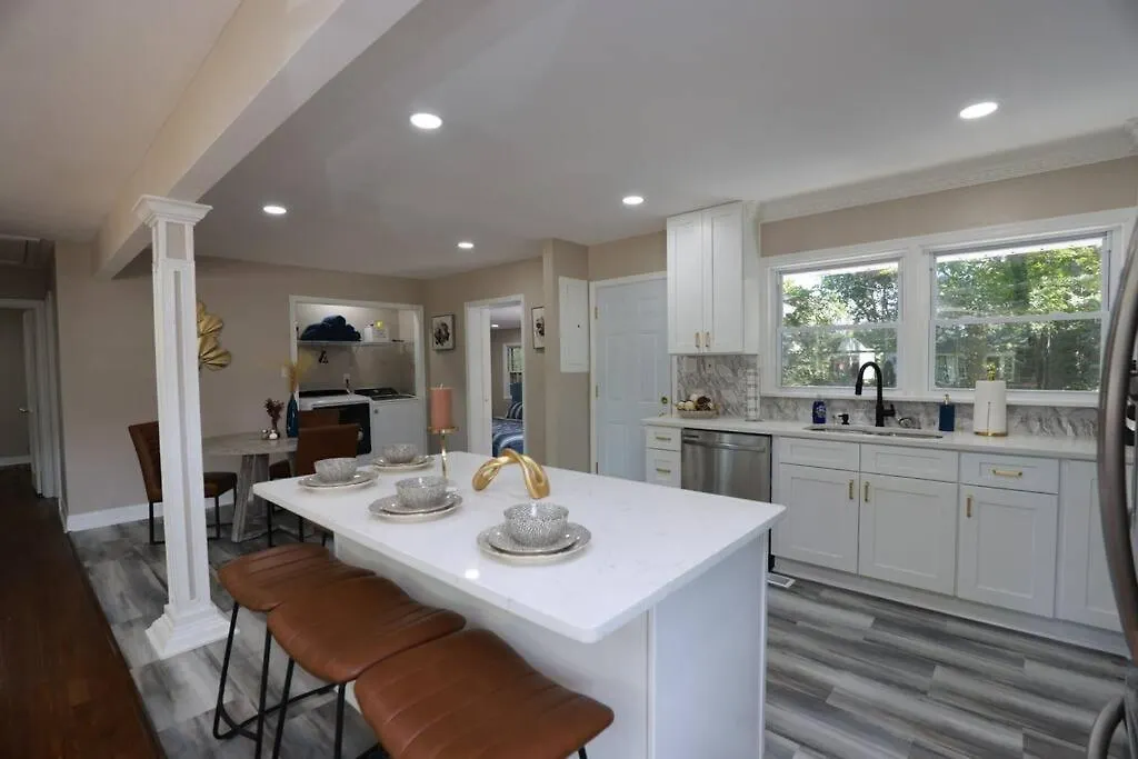 Sleek And Luxe Escape A Haven For Your Staycation! Richmond Holiday home