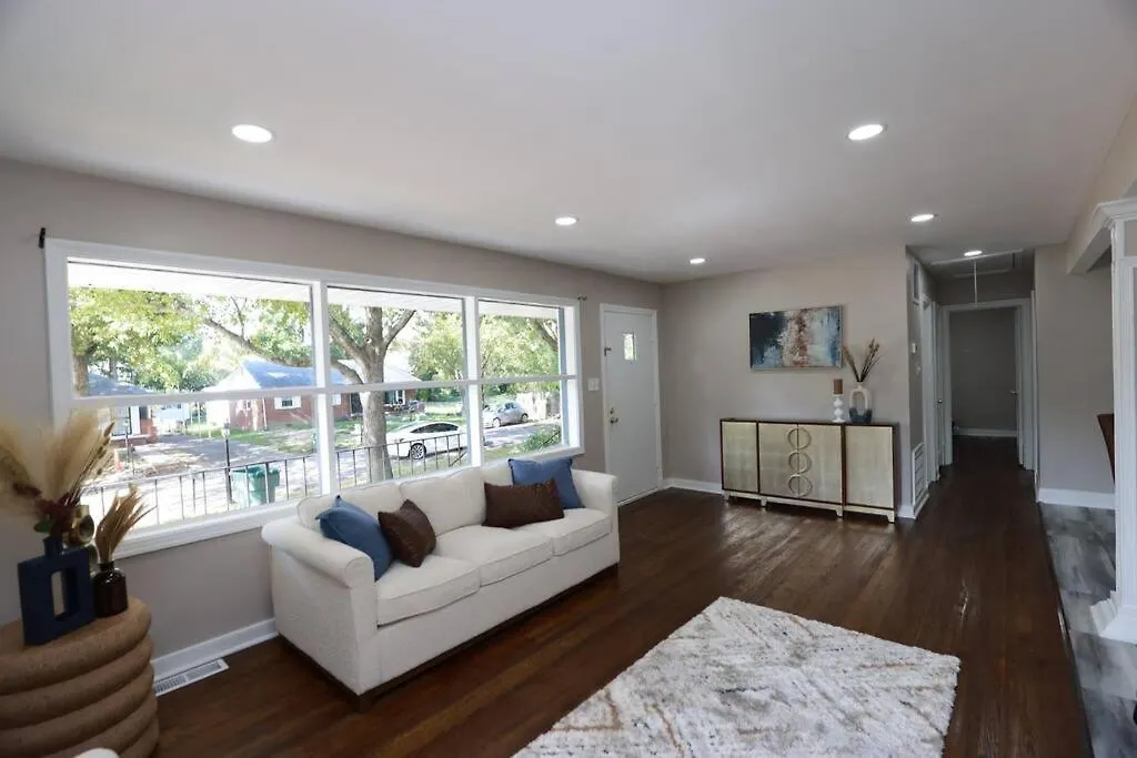 Sleek And Luxe Escape A Haven For Your Staycation! Richmond Holiday home